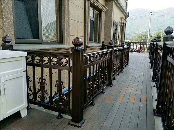 欧派铁艺浅析铝艺阳台护栏在阳台上的安全性