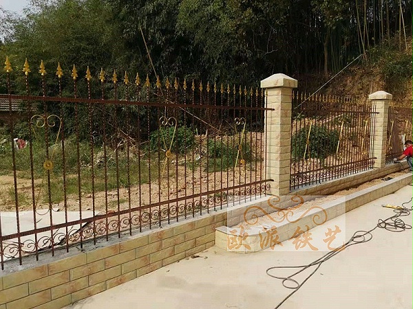 农村自建房铁艺大门和围栏安装效果